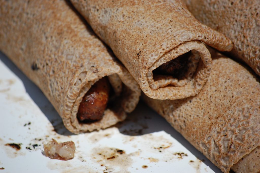 Galette-saucisse bretonne, spécialité emblématique du pays rennais