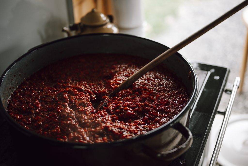 Sauce tomate maison qui mijote dans une grande casserole