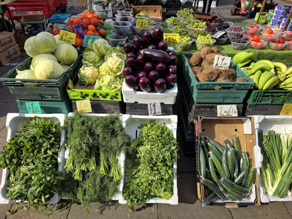 Étal de fruits et légumes sur un marché couvert en hiver