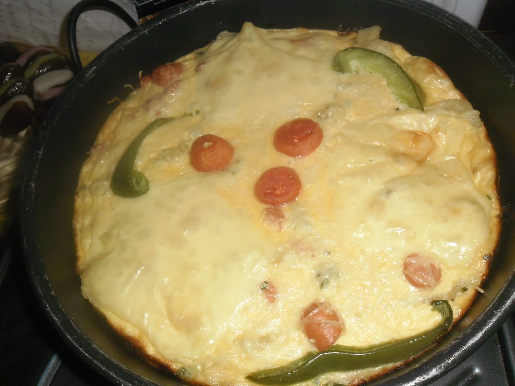 Quiche au thon sans pâte dorée à la sortie du four
