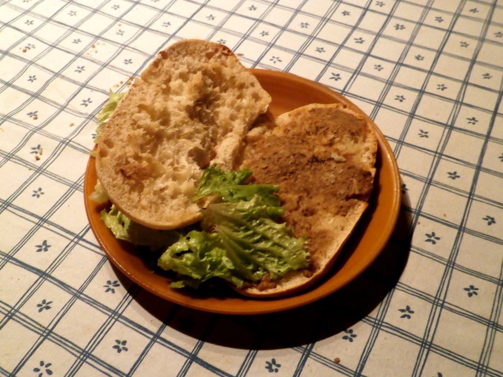 Bocal de rillettes de Tours IGP à la texture filandreuse et colorée