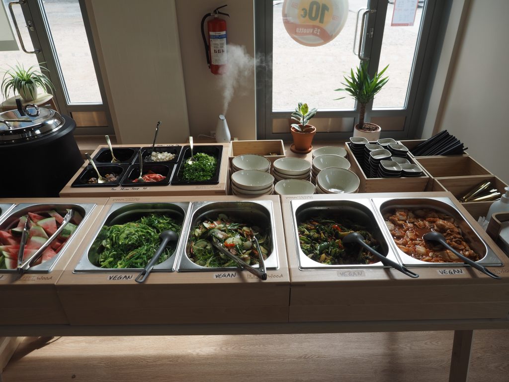 Buffet de crudités, salades et entrées froides en libre-service